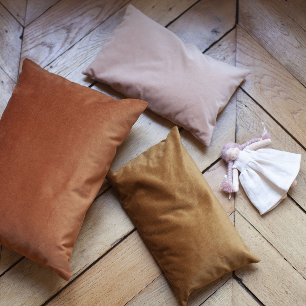 Little cushions in cotton velvet filled with organic spelt